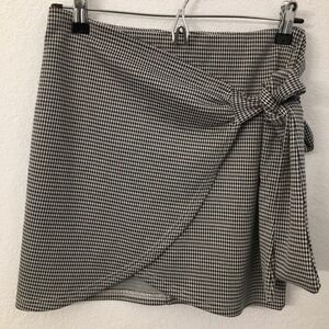 Akira skirt size small